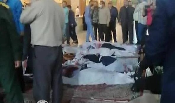 إيران.. 15 قتيلاً وإصابات في استهداف لزوار ضريح واتهامات لـ"أجانب" بتنفيذ الهجوم