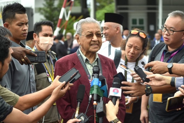 "ما زلت واقفا على قدمي".. - مهاتير محمد يسعى لقيادة ماليزيا في عمر 97 وسط منافسة انتخابية ساخنة