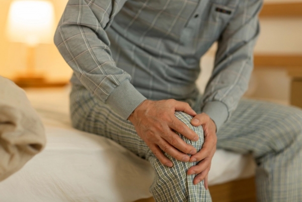 قد يصيبك بالأرق.. ماهي أسباب ألم الساق قبل النوم وما طرق العلاج؟