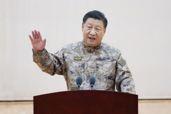 "استعِدوا للقتال".. رئيس الصين يخاطب جيشه مرتدياً الزي العسكري ومقاتلات تحلّق بمحيط تايوان