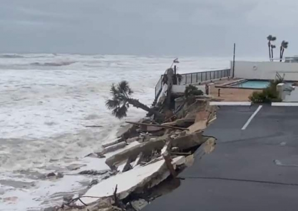 شاهد - العاصفة الاستوائية "نيكول" تجتاح ولاية فلوريدا الأميركية