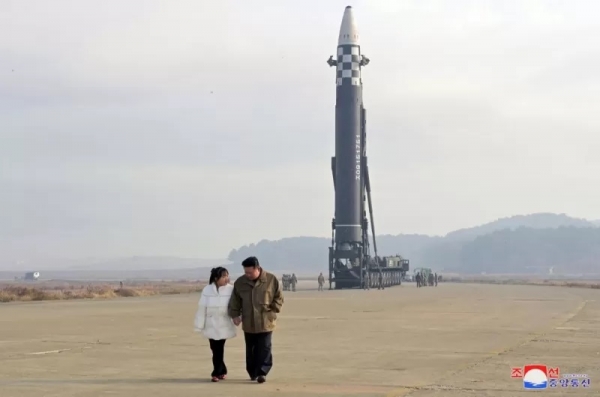 في ظهور نادر.. زعيم كوريا الشمالية كيم جونغ أون يكشف عن ابنته (صور)