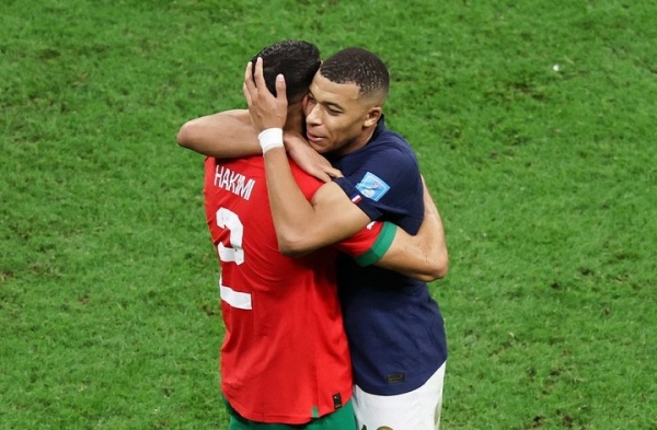 علاقة صداقة قوية.. حكيمي ومبابي يخطفان أضواء بعد مباراة فرنسا والمغرب (فيديو)