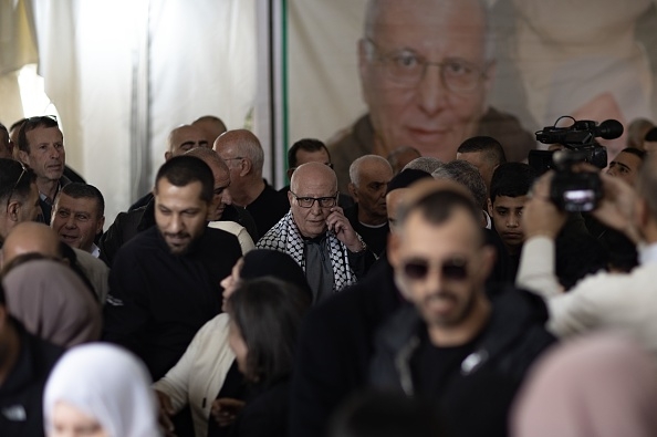 عميد الأسرى الفلسطينيين كريم يونس يعانق الحرية بعد 40 عاماً في سجون الاحتلال