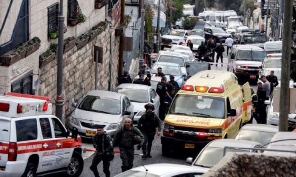 عقب إعلان الاحتلال رفع حالة التأهب.. إصابة إسرائيليين أحدهما ضابط بالجيش في عملية جديدة قرب القدس المحتلة