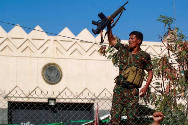 11 منهم في سجون الحوثيين.. كيف تخلت الولايات المتحدة عن الموظفون اليمنيين في سفارتها بصنعاء؟