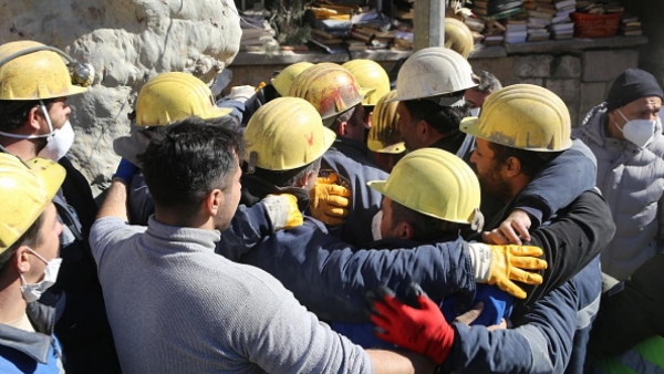 إنقاذ ثلاثة أشخاص أحياء من تحت أنقاض مبنى في تركيا بعد 13 يوماً على الزلزال