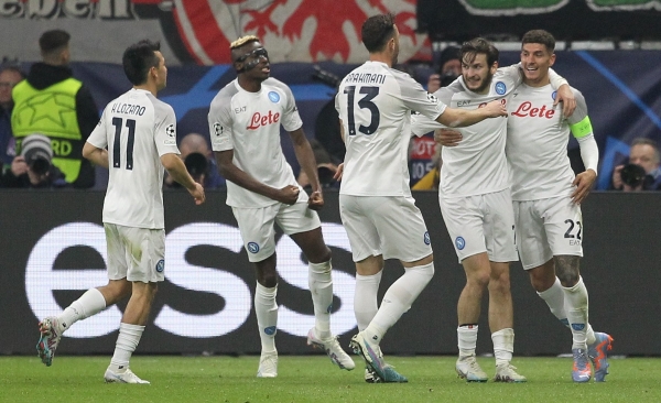 نابولي يتوهج ويضع قدماً في ربع نهائي دوري أبطال أوروبا