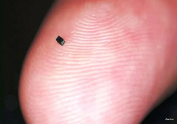 بحجم حبة الرمل.. تعرف على أصغر كاميرا في العالم