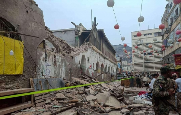 انهيار سور مبنى حكومي متهالك في سوق شعبي بعدن ولا إصابات