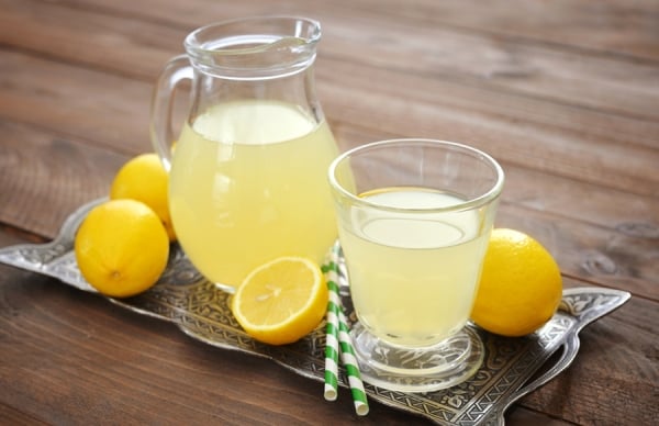 تعرف على 5 فوائد مذهلة لعصير الليمون لصحة الفم