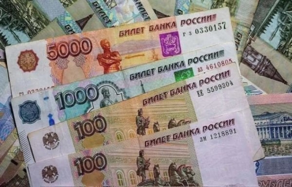 الروبل الروسي في أدنى مستوى له أمام الدولار منذ عام