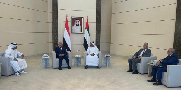 الرئيس رشاد العليمي يصل أبو ظبي في زيارة رسمية