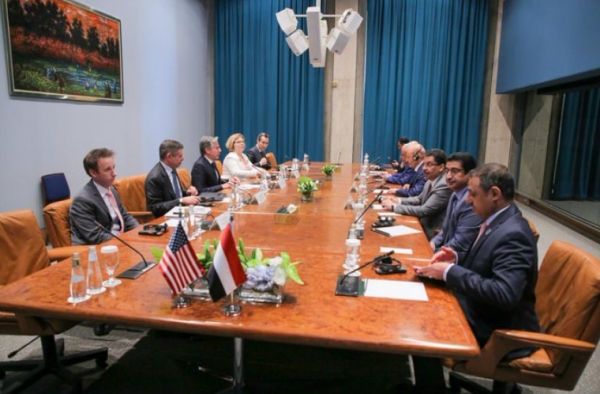 العليمي يعقد مباحثات مع وزير الخارجية الأميركي حول العلاقات ومستجدات الأوضاع اليمنية