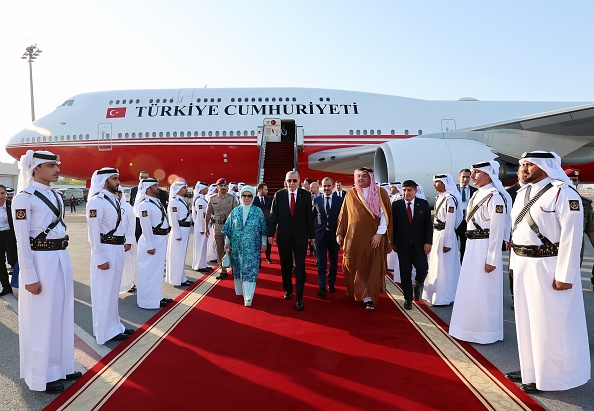 أردوغان يصل إلى الدوحة في ثاني محطات جولته الخليجية