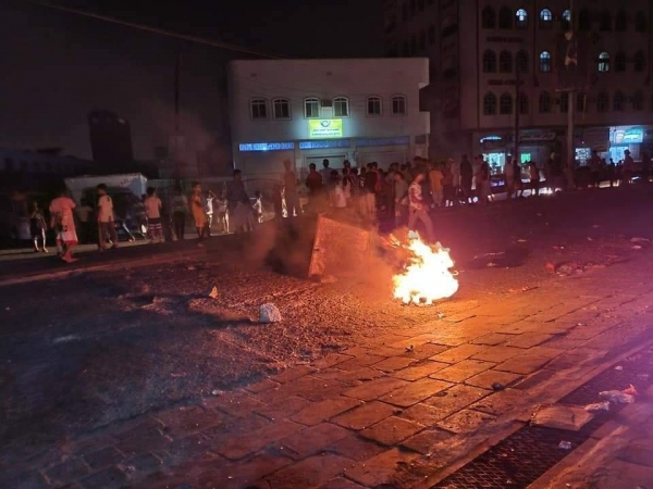 عدن.. تواصل الاحتجاجات الشعبية المنددة بانقطاع الكهرباء وتردي الخدمات
