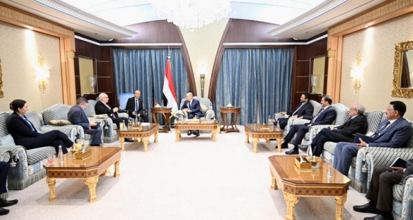 الرئيس العليمي يحذر من تداعيات التخادم بين مليشيا الحوثي والتنظيمات الارهابية على فرص السلام في اليمن