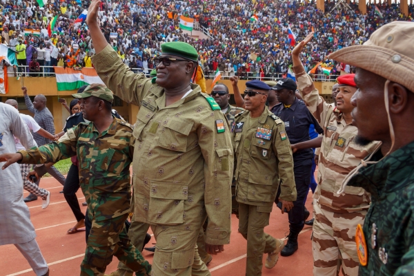 "بازوم لن يعود للسلطة".. انقلابيو النيجر ردوا بحزم على وفد إيكواس وطالبوا برفع العقوبات