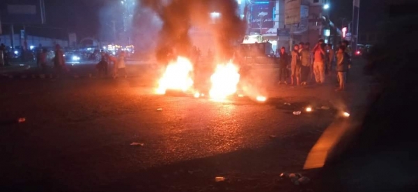 عدن.. إصابة ثلاثة مواطنين خلال قمع قوات الانتقالي مظاهرة منددة بتردي الأوضاع بالمدينة