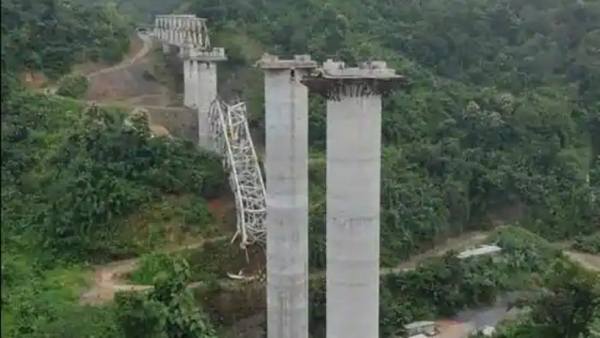 توفي 17 شخصاً.. فيديو يوثق لحظة كارثة لإنهيار جسر بالهند