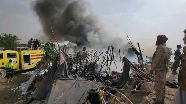حريق ضخم يلتهم أكثر من 70 منزلا في مخيم للنازحين بمأرب
