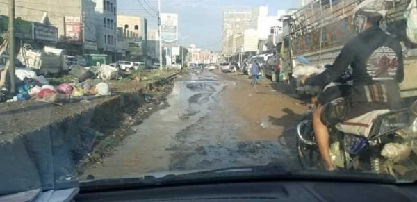 إب..مياه المجاري تغرق شوارع مدينة "القاعدة" وسط تجاهل المليشيا