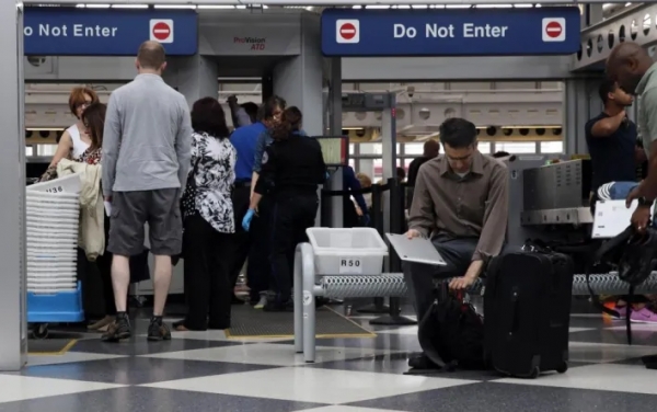 لماذا يُطلب منك إخراج "اللابتوب" من حقيبتك في المطار؟