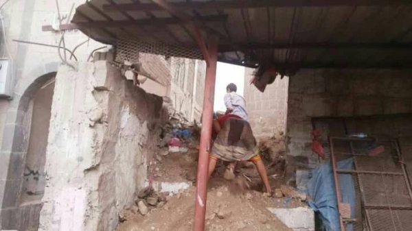 إب..نافذ حوثي يعتدي على مسجد بالمخادر لغرض ضمه لباحة منزله