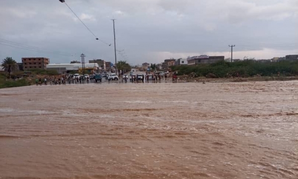 هطول أمطار متفرقة على مديريات ساحل حضرموت تأثراً بـإعصار "تيج"