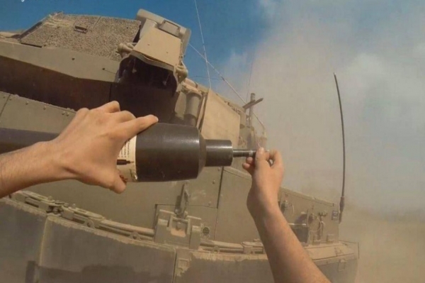 شاهد - أحد عناصر "القسام" يدمر دبابة إسرائيلية بعبوة من المسافة "صفر"
