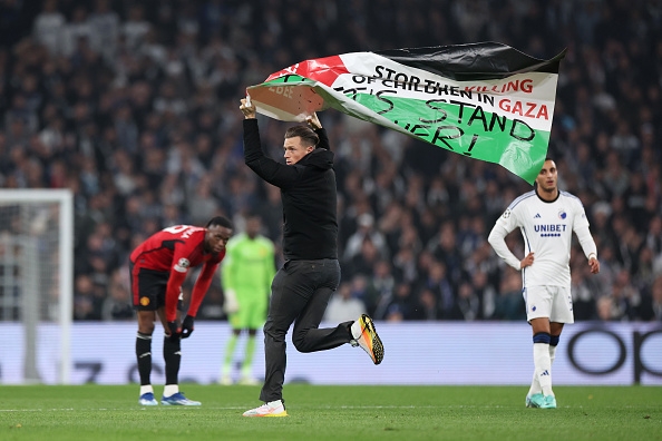 مشجع يرفع علم فلسطين في ملعب مباراة كوبنهاغن ومانشستر يونايتد
