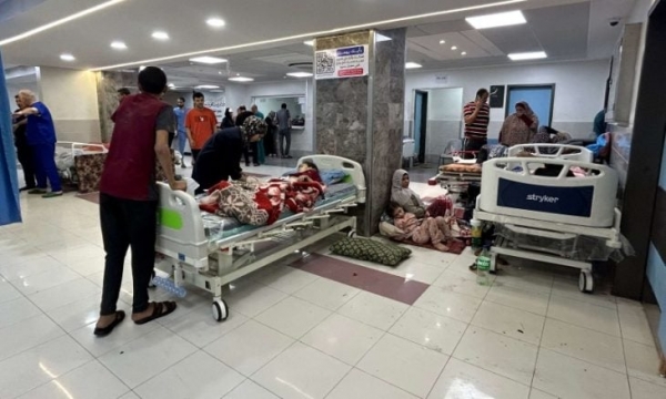 ينامون بجوار الجثث بدون طعام ولا ماء.. كيف يعيش نازحو غزة بمستشفى الشفاء المحاصر؟
