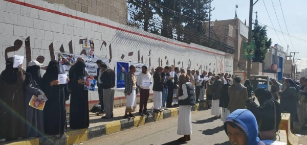 نادي المعلمين: المخابرات الحوثية تواصل ملاحقة أعضاء النادي المطالبين بمرتباتهم