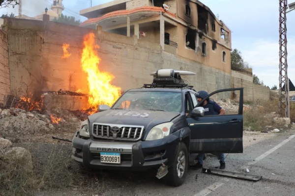 بينهم صحفيان.. لبنان: 9 قتلى بقصف إسرائيلي وحزب الله يستهدف قاعدة ومصنعا عسكريا