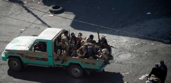 طردت أسرته.. مليشيا الحوثي تقتحم منزل ضابط في الجيش وتنهب محتوياته بصنعاء