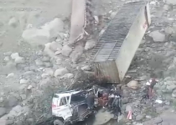 ذمار..وفاة سائق شاحنة ومرافقه في حادثة سقوط بمنحدر جبلي في خط استحدثه الحوثيون للناقلات
