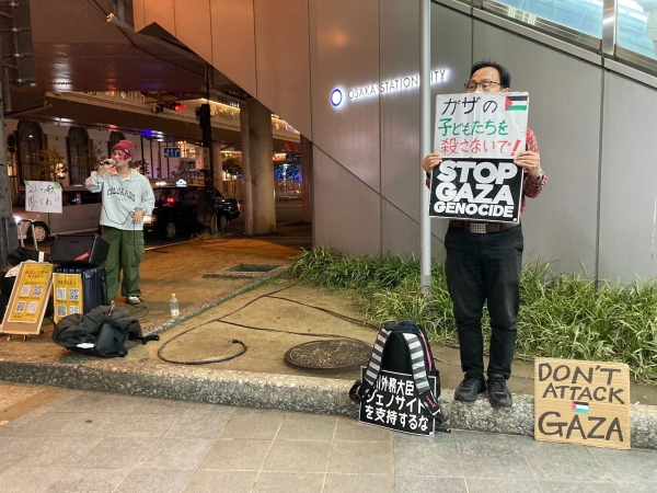 منذ نحو 50 يوما.. ناشط ياباني يتظاهر بمفرده يوميا للتنديد بالمجازر الصهيونية بغزة