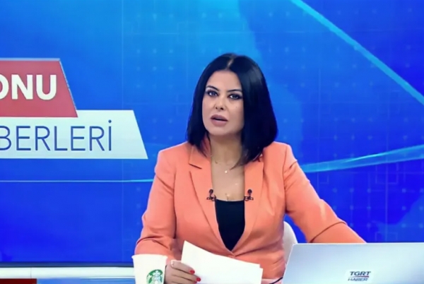 قناة تركية تفصل مذيعة وضعت كوب "ستاربكس" الأميركية أمامها أثناء نشرة الأخبار