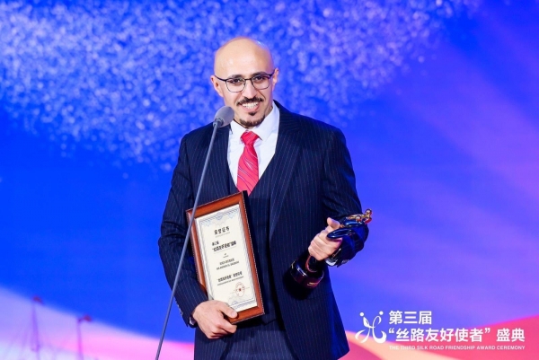 بكين.. طبيب يمني يفوز بجائزة "سفير الصداقة على طريق الحرير"