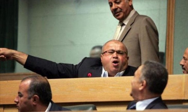 شاهد.. برلماني أردني يحرق علم إسرائيل في قاعة الجامعة العربية