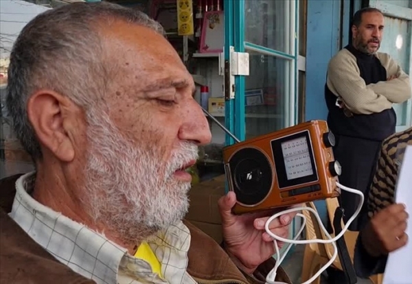في ظل انقطاع الكهرباء والانترنت.. "الراديو" نافذة سكان غزة على الأحداث