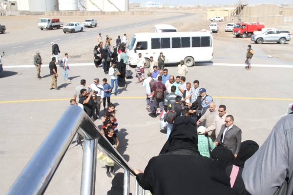 وصول دفعة جديدة من العالقين اليمنيين في السودان إلى مطار المخا