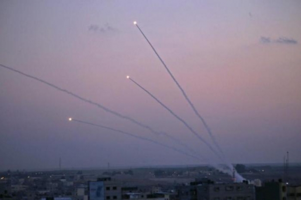 نيويورك تايمز: وابل صواريخ حماس يُضعف آمال الإسرائيليين بالعودة إلى مستوطنات غلاف غزة
