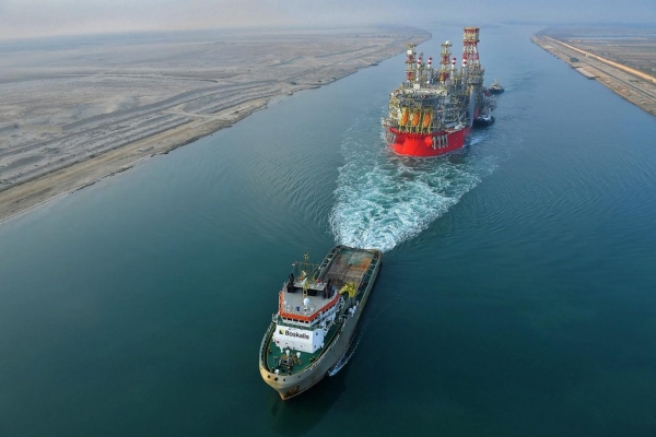 رويترز: ابتعاد السفن عن قناة السويس يوجه ضربة موجعة للاقتصاد المصري المتدهور