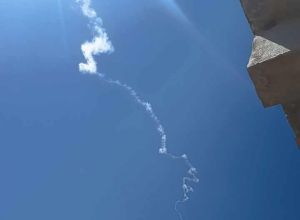 مليشيا الحوثي تطلق صاروخاً باليستيا من موقع عسكري بإب