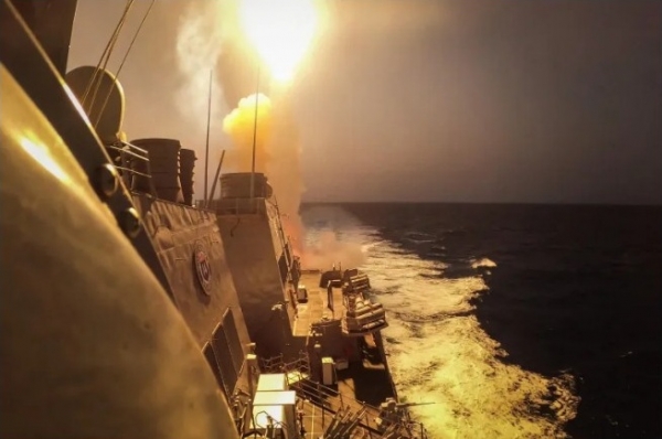 الجيش الأمريكي يعلن إسقاط صاروخ باليستي وثلاث طائرات مُسيّرة أطلقها الحوثيون باتجاه خليج عدن
