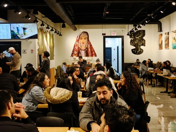 الاقبال يتزايد عليها.. المقاهي اليمنية في أمريكا تملأ الفجوة الاجتماعية للمسلمين