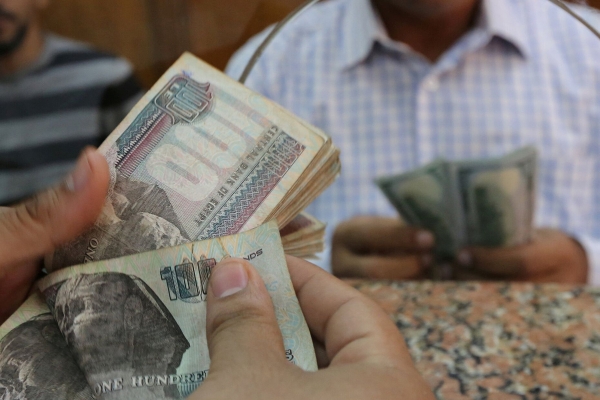 مستوى قياسي.. الجنيه المصري يخسر ثلث قيمته أمام الدولار بعد رفع أسعار الفائدة