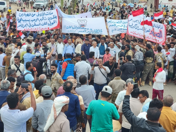 الحديدة.. مظاهرة تندد بمخاطر غرق"روبيمار" وتطالب بمقاضاة الحوثيين ومُلاّك السفينة 