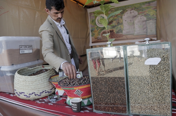 القهوة اليمنية تقاوم للبقاء على موائد رمضان